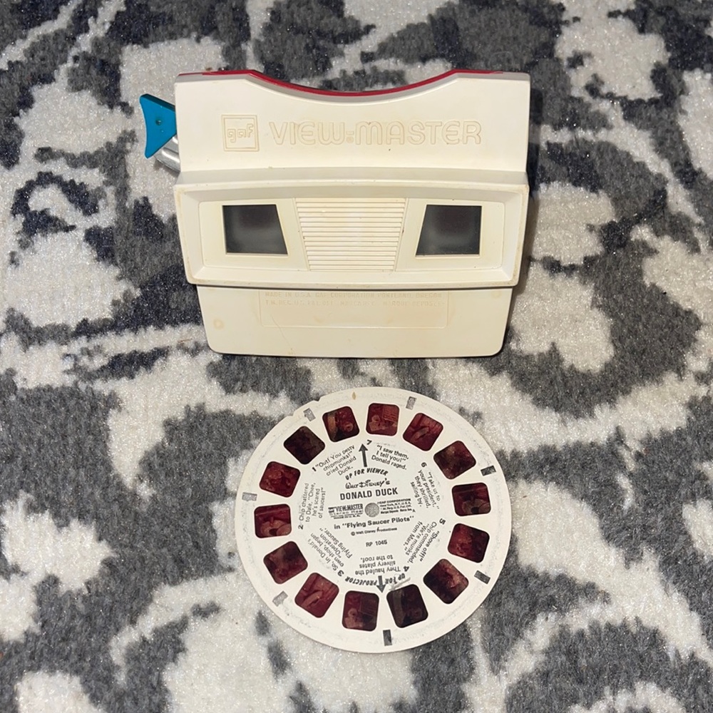 Vintage GAF View-Master-1970s red, white,& blue toy with 1 Donald Duck View Reel